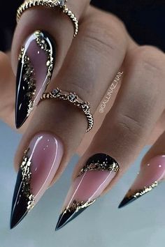 Unghie Sfumate, Nail Tip Designs, New Years Eve Nails, Gold Nail, Stiletto Nails Designs, Her Nails, Fake Nails With Glue, New Year's Nails, Fancy Nails