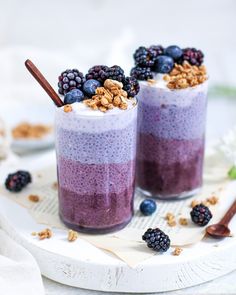 Ombre purple, berry chia pudding recipe. It's dairy-free, gluten-free and has no refined sugar. Guilt-free deliciousness! Pudding Aesthetic, Hotel Recipes, Berry Chia Pudding, Blueberry Coulis, Recipes Pudding, Superfood Powders, Vegan Breakfasts