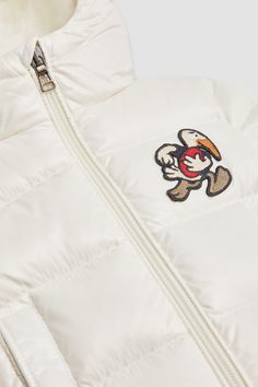 A year-round design, the Abiram down jacket is crafted from nylon laqué with plush cotton jersey lining. The hooded puffer boasts a MonDuck patch, that sees the brand mascot in a sporty setting. Moncler Down Jacket, Moncler White Jacket, Moncler Ski, Moncler Sweatshirt, Outdoor Trekking, Moncler Genius Collection, Shaun White, Personalized Jacket, Jacket Cape