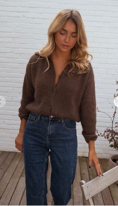 Brown Sweater Outfit Aesthetic, Brown Sweater Outfit, Long Sleeve Dress Outfit, Chocolate Brown Sweater, Fall And Winter Fashion, Conservative Fashion, Parisian Women, London Outfit, Work Clothing