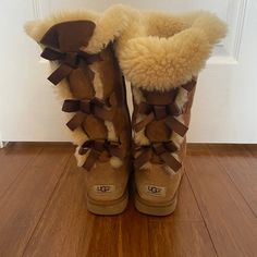 Great Condition. Shoe References, Shoe Designs, Shoes Ugg, Womens Uggs, Ugg Shoes, Ugg Boots, Designer Shoes, Women Shoes, Boots