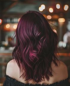 Warm Purple Hair, Red Hair Layers, Beautiful Red Hair Color, Purple Hair Color Ideas, Red Hair Trends, Red Hair Color Ideas, Purple Hair Color, Dark Complexion, Spring Hair Color