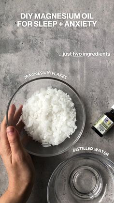 How to make magnesium oil for sleep? And how to apply magnesium oil before bed? Home remedy for insomnia and sleep issues. Diy Magnesium Oil, Relax Ideas, Make Magnesium Oil, Topical Magnesium, Magnesium Flakes, Magnesium Spray, Oils For Sleep, Magnesium Chloride, Magnesium Oil