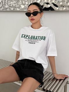 White T-shirt For Summer Streetwear, Trendy White Print T-shirt For Streetwear, White Tshirt Outfit Women, Oversized White Print T-shirt With Short Sleeves, Oversized White T-shirt With Logo Print, Oversized White Print Cotton T-shirt, White Tshirt Outfit, Oversized Tee Outfit, Oversize Tshirt Outfits