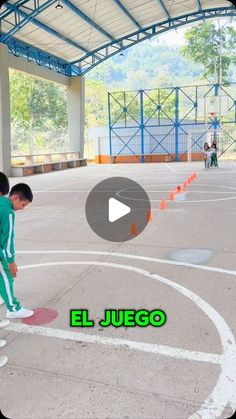 two young boys standing on top of a basketball court with the words el jego