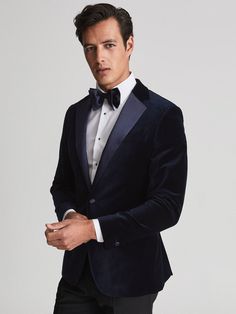 The Ace velvet blazer from Reiss is the party piece that will earn you sartorial points season after season. Finished with traditional details such as a single-breasted silhouette and contrasting satin trim, its versatile colourway and sumptuous texture combine to make a truly timeless garment. Style it with a dress shirt, bow tie, tuxedo trousers and patent shoes for classic evening style. Bow Tie Tuxedo, Dinner Suit, Evening Style, Groom And Groomsmen Attire, Dinner Jacket, Wedding Groomsmen, Slim Fit Jackets, Party Suits, Patent Shoes