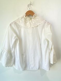 Vintage Form Fit Rogers White Blouse! The cutest clown collar with peasant sleeves and buttons up the front. Made in USA. Would best fit a size small, please refer to measurements. In overall excellent condition with minor signs of wear. Approx. Measurements: Underarm to Underarm: 19" Sleeve Length: 17.5" Length: 21" Fitted Blouse With Smocked Cuffs And Ruffled Collar, Fitted Blouse With Smocked Cuffs And Bishop Sleeves, Cottagecore Puff Sleeve Blouse For Daywear, Vintage Tops With Ruffles And Doll Collar, Cottagecore Tops With Peter Pan Collar And Ruffles, Fitted Peasant Blouse With Smocked Cuffs, Cottagecore Style Cotton Blouse With Ruffled Collar, Cottagecore Cotton Blouse With Ruffled Collar, Cottagecore Blouse With Ruffled Collar For Daywear