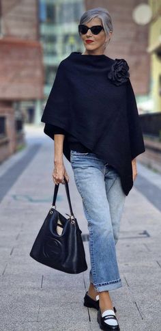 Carmen Gimeno, Mode Hippie, Classic Style Outfits, Over 60 Fashion, Homewear Fashion, Short Hair Over 60, 60 Fashion, Looks Street Style, Over 50 Womens Fashion