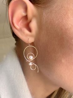 • Handcrafted with 14k gold-filled wire and freshwater pearls • Hypoallergenic • Every set includes a jewelry box ✨ GEMSTONE Pearls' versatile elegance allows them to complement various styles and occasions. Whether worn as classic strands or incorporated into modern, artistic designs, pearls offer a touch of sophistication and refinement to any ensemble. Elegant Spiral Wire Wrapped Hoop Earrings, Nickel-free Spiral Hoop Earrings Elegant Style, Elegant Wire Wrapped Metal Linear Earrings, Elegant Freeform Wire Wrapped Jewelry, Handmade Elegant Spiral Earrings, Elegant Handmade Spiral Earrings, Elegant Rose Gold Nickel-free Wrap Earrings, Elegant Spiral Nickel-free Earrings, Elegant Freeform Earrings For Gifts