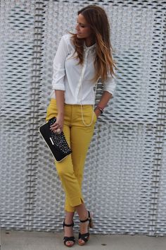 Work Outfits Frauen, Summer Office Outfits, Look Jean, Black White Outfit, Yellow Pants, Work Chic, Traje Casual, Office Outfit