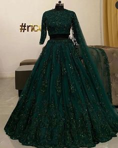 Emerald Green Pakistani Outfit, Green Beautiful Dress, Emerald Green Indian Dress, Emerald Green Indian Wedding Dress, Emerald Green Wedding Dress Pakistani, Forest Green Lengha Bridal Lehenga, Dark Green Lehenga Simple, Dark Green Mehendi Outfits For Bride, Emerald Green Wedding Lengha