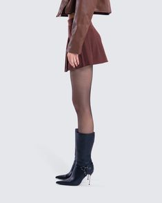 Serve on and off the court 💅🏼 Brown pleated mini skirts? Yes please 🤎 Constructed from a lightweight twill, and complete with pressed pleats and a side zip closure 😚 Brown Beret, Fuzzy Skirt, Denim Pleated Skirt, Floral Lace Skirt, White Corset Dress, Chain Dress, Red Mini Skirt, Orange Satin, Floral Lace Tops