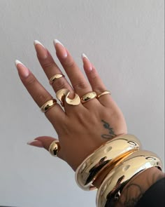 Manicured Nails, Dope Jewelry Accessories, Mode Tips, Luxe Jewelry, Jewelry Accessories Ideas, Dope Jewelry, Jewelry Fashion Trends, Classy Jewelry, Stacked Jewelry