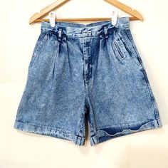 Vintage 80's 90's pleated mom jean shorts, two hand pockets with hidden small pocket, bareback, super high waisted. Dockers Size 8 Waist flat 13" Hips 20" Inseam 6" Rise 12" Total length 17.5" Denim Short Vintage Rolled, Mom Shorts Vintage, Affordable Vintage Medium Wash Shorts, Affordable Vintage Mid-rise Jean Shorts, Mom Jean Shorts, Mom Jeans Shorts, Mom Jean, Short Outfits, Fashion Inspo Outfits