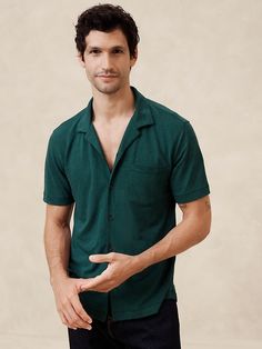 Casual Single Breasted Tops With Camp Collar, Everyday Collared Camp Shirt With Button Closure, Everyday Collared Camp Shirt With Pockets, Green Collared Camp Shirt With Button Closure, Collared Camp Shirt With Placket, Solid Collared Camp Shirt With Placket, Green Collared Tops With Welt Pockets, Green Relaxed Fit Camp Shirt With Pockets, Relaxed Fit Single Breasted Shirt For Summer