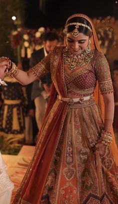 Lehanga Designs Latest For Bride, Red Bridal Lengha Indian, Red Gold Bridal Lehenga, Indian Bridal Sangeet Outfit, Bride Choli Indian Bridal, Bride Lehnga Design, Lahanga Design Latest Bride, Shaadi Lehenga Bridal Collection, Red Indian Wedding Dress Bridal Lehenga