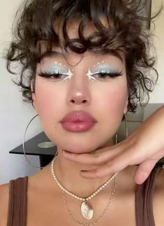 Glass Animals Concert Makeup, Liner Looks Makeup, Summer Aesthetic Makeup, Preshower Makeup Ideas, K Pop Makeup Looks, Unique Makeup Looks Creative, Makeup Trends 2024, Chunky Glitter Eye Makeup, Unique Makeup Ideas Creative