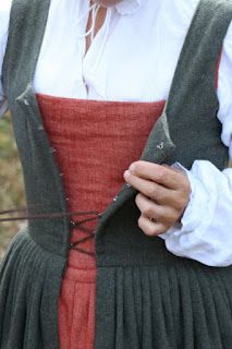 Traditional English Clothing, 1730s Fashion, Tudor Clothing, 16th Century Clothing, English Clothes, Pioneer Dress