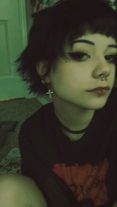 goth piercing makeup septum earring pixie cut inspo Short Egirl Hair, Haircut Ideas Alt, Short Goth Hair With Bangs, Goth Haircut Short, Goth Short Hairstyles, Goth Bob Haircut, Short Hair With Micro Bangs