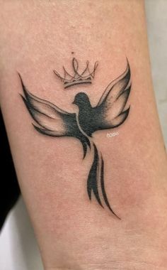 a bird with a crown on it's head is shown in this tattoo design