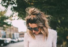 ✌️ Short Hair Bun, Cool Short Hairstyles, Penteado Cabelo Curto, Hair Fashion, Hair Envy, Messy Hairstyles, Hair Day