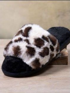 Amanda Blu Leopard Print Slippers Wilmington Delaware, Sorority Girl, Gift Boutique, Online Gifts, Firefly, Delaware, Slide Slipper, The Pink, Medium Size