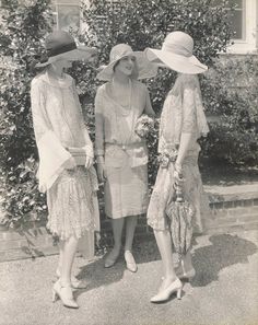 Between the sophisticated sun hats and the lace detailing on the skirts, 1927 is the year of garden-party chic. Women In Hats, Women In Dresses, 1920 Style, Vintage Foto's, Edward Steichen