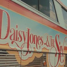 an advertisement on the side of a bus for daisy jones and the sixpenns