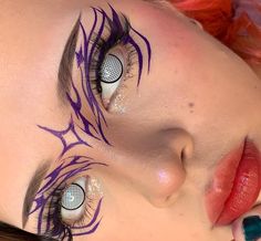 Graphic Purple Eyeliner, Dark Rave Makeup, Rave Eyeliner, Dragon Eyeliner, Weird Eyeliner, Crazy Eyeliner, Graphic Liner Ideas, Extravagant Makeup, Eyeliner Inspo