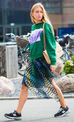 The Best Street Style From Copenhagen Fashion Week New Balance Street Style, Outfit New Balance, Copenhagen Fashion Week Street Style, Copenhagen Street Style, Turquoise Sweater, Sneakers New Balance, Chanel Outfit, Fitness Video, Oufits Casual