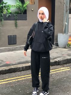 Hijabi Sports Outfit, Black Hoodie Outfit, Hoddies Outfits, Fall Fashion Outfits Casual, Street Hijab Fashion