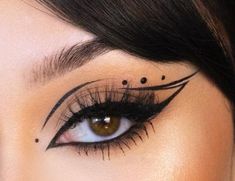 Creative Black Eyeliner, Concert Eyeliner, Black Eyeliner Looks, Dark Angel Makeup, Egyptian Eye Makeup, Blue Eyeliner Makeup, Fashion Show Makeup, Angel Makeup