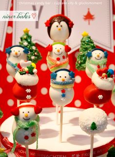 there are many snowmen on top of the lollipops in this christmas cake