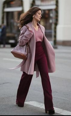 Pink Coat Outfit Classy, Burgundy Sweater Outfit Winter, Burgundy Sweater Outfit, Fall Work Outfit, 2024 Street Style, Thanksgiving Outfit Ideas