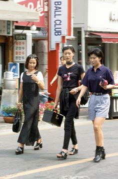 90s Japanese Fashion, Korea Street Style, 90s Street Style, Seoul Fashion Week, Seoul Fashion, 90s Outfit, Korean Street, Japanese Street Fashion, Grunge Goth