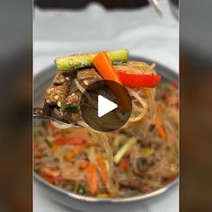 the video shows how to make stir fry with noodles and vegetables