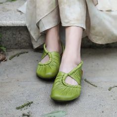 Vintage-Inspired Green Leather Low Heel Sandals for Women Heel Slippers For Women, Best Comfortable Shoes, Green Leather Sandals, Top Cow, European Shoes, Buckle Ankle Boots, Slippers For Women, Low Heel Sandals, Heel Slippers