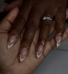 Simple And Classy Nails, Elegant Nails Classy 2024 Almond, Simple Elegant Nails Almond, Almond French Tip Chrome, Almond Nails On Black Women, Cute Nails Black Women, Almond French Tip Nails With Design, Classy Stiletto Nails, Oval Nails Inspiration