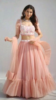 Top Dress Designs, भारतीय दुल्हन संबंधी, डिजाइनर कपड़े, Skirt And Crop Top, Wedding Lehenga Designs, Traditional Indian Dress, Long Dress Design