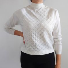 70s White Knit Jumper With Mock Neck // Small Medium // Made in UK - Etsy Tunisia Elegant Stretch White Turtleneck, Elegant White Stretch Turtleneck, White Long Sleeve Turtleneck For Work, White Stretch High Neck Sweater, White Turtleneck Sweater With Pointelle Knit, White Pointelle Knit Tops For Work, White Textured Knit High Neck Sweater, Pull Vintage, Hand Knitted Jumpers