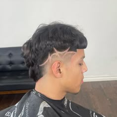 Undercut Fade Women, Hair Types Men, Undercut Hair Designs, Mid Fade Haircut, Stylish Mens Haircuts, Fade Haircuts For Men, Undercut Fade