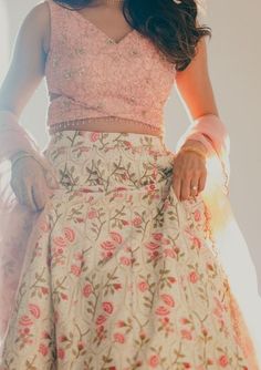 V Neck Crop Top And Skirt Indian, Simple Skirt And Top Designs, Simple Crop Top Lehenga, Crop Tops For Lehenga, Top For Lehenga, Indian Skirt And Top, Onam Dress, Lehenga Green