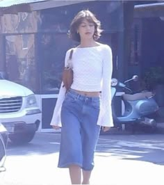 Dresses Over Jeans Aesthetic, L Word Fashion, Tops For Wide Shoulders, Bones And All Outfits, Casual 2000s Outfits, Midwest Aesthetic Outfit, Leather Shoulder Bag Outfit, Flat Chested Outfits Aesthetic, Wide Shoulders How To Dress