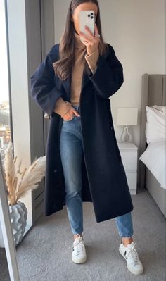 Blue Coat Outfit, Eurotrip Outfits, Mantel Outfit, Stylish Fall Outfits, Stylish Winter Outfits, Paris Mode, Office Outfits Women, Travel Outfits