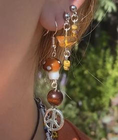 Hippie Jewelry Storage, Hippie Jewelry Earrings, Fairy Grunge Nail Ideas, Hippy Piercings, Fairy Grunge Earrings, Ear Piercing Ideas Grunge, Grunge Ear Piercings, Hippie Ear Piercings, Fairy Piercing