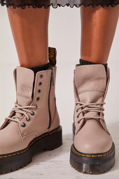 Tan Doc Martens, Lace Boots Outfit, Platform Docs Outfit, Doc Martens Aesthetic, Dress Boots Outfit, Taupe Outfit, Platform Boots Outfit, Tan Combat Boots, Dr Martens Jadon