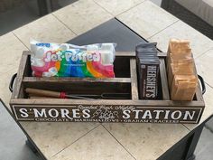 Make a super fun S'mores Station Box for summer with your Cricut or SilhouetteThis is such a great way to keep all your s'mores supplies organized for the summer Diy Wooden Tiered Stand, Diy Smore Station, S’more Box Diy, Diy Smores Tray, Smores Box Ideas, S’mores Caddy Diy, Smores Tray Diy, S’mores Tray Diy, S’mores Box Diy