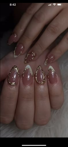 Pearl Gold Nails, Gold Nails Almond, Short Gold Nails, Gel Nails Shape, Checkered Nails, Nails With Rhinestones, Heart Nail Designs, Hello Nails