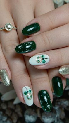 Green Nail Designs Christmas, Christmas Nail Acrylic Ideas, Green Sparkly Christmas Nails, Green New Years Nails, Christmas Nails Elegant Holidays, Christmas Nail Green, Gel Nail Designs Winter, Emerald Christmas Nails, Christmas Nail Art Green