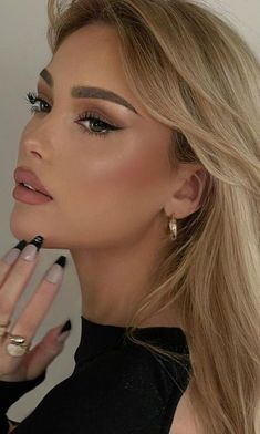 Maquillaje Glowy, Long Blonde, Glowy Makeup